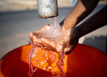 Устройство колодца возле дома решает проблему с его бесперебойным водоснабжением. Но для того, чтобы этот источник работал нормально, необходимо гр...